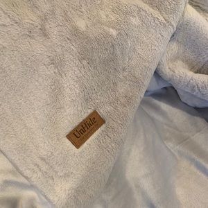 Unhide silver blanket New just opened